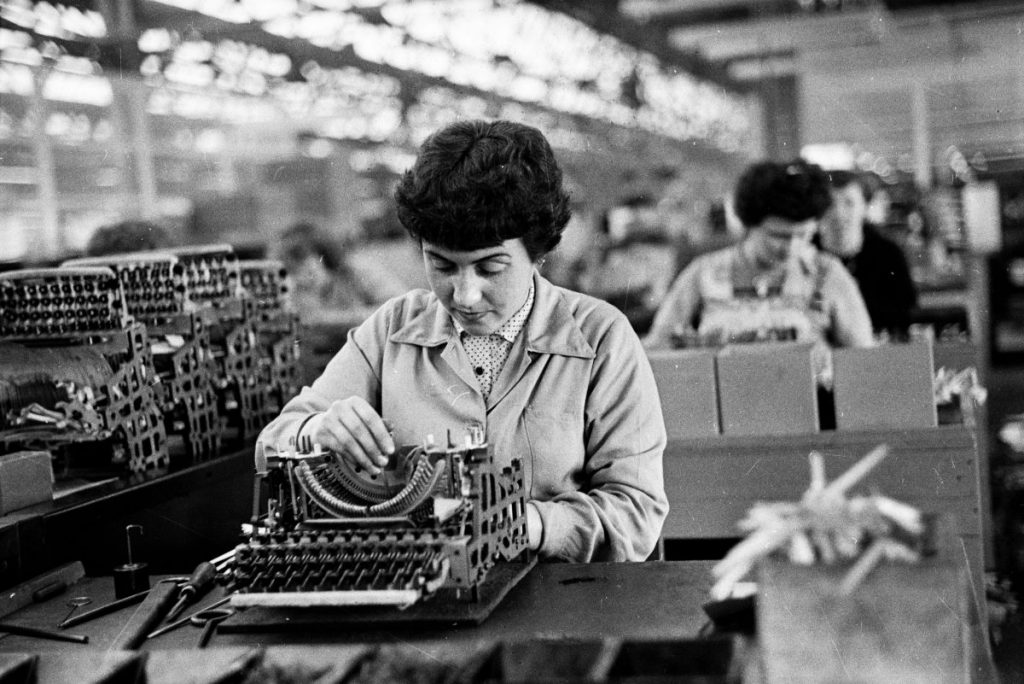 Welfare aziendale: donne al lavoro nello stabilimento Olivetti nel 1962
